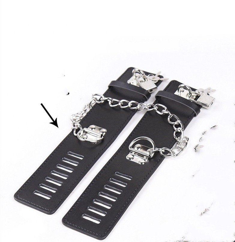 Leather Handcuff Lock ® DOMINA STORE