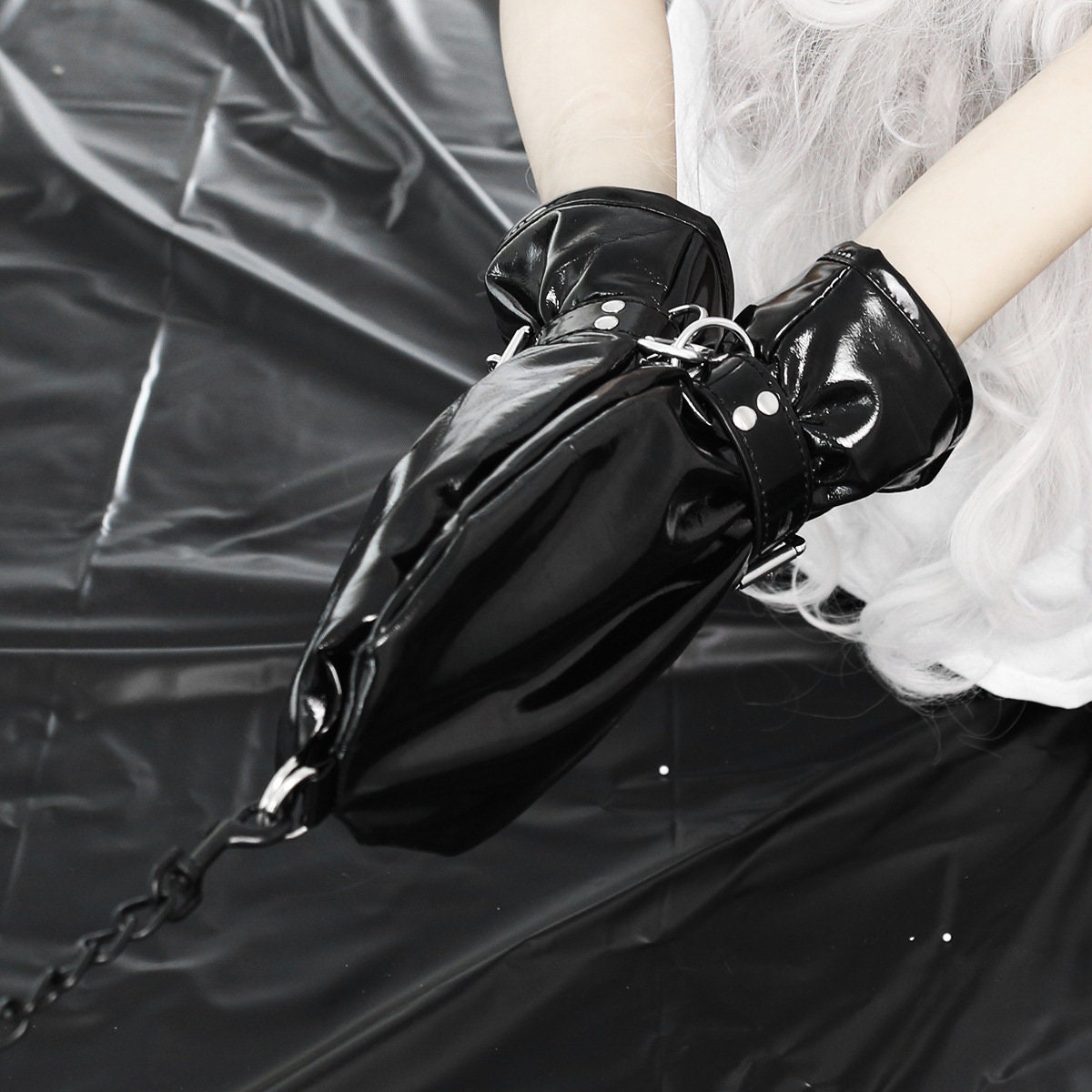Lacquer Leather Shiny Hand Buckle ® DOMINA STORE